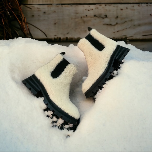 NIB Alexander McQueen Shearling Tread Chelsea Boots Size 38 $1,180.00 - Picture 2 of 5